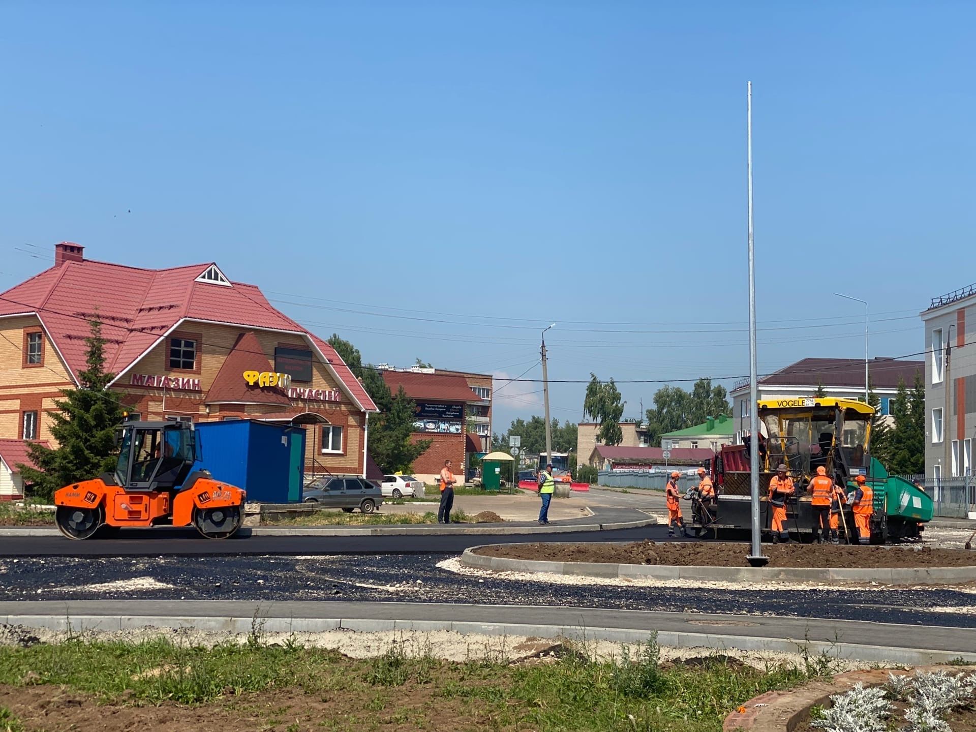 В Менделеевске завершаются работы по строительству кругового перекрёстка
