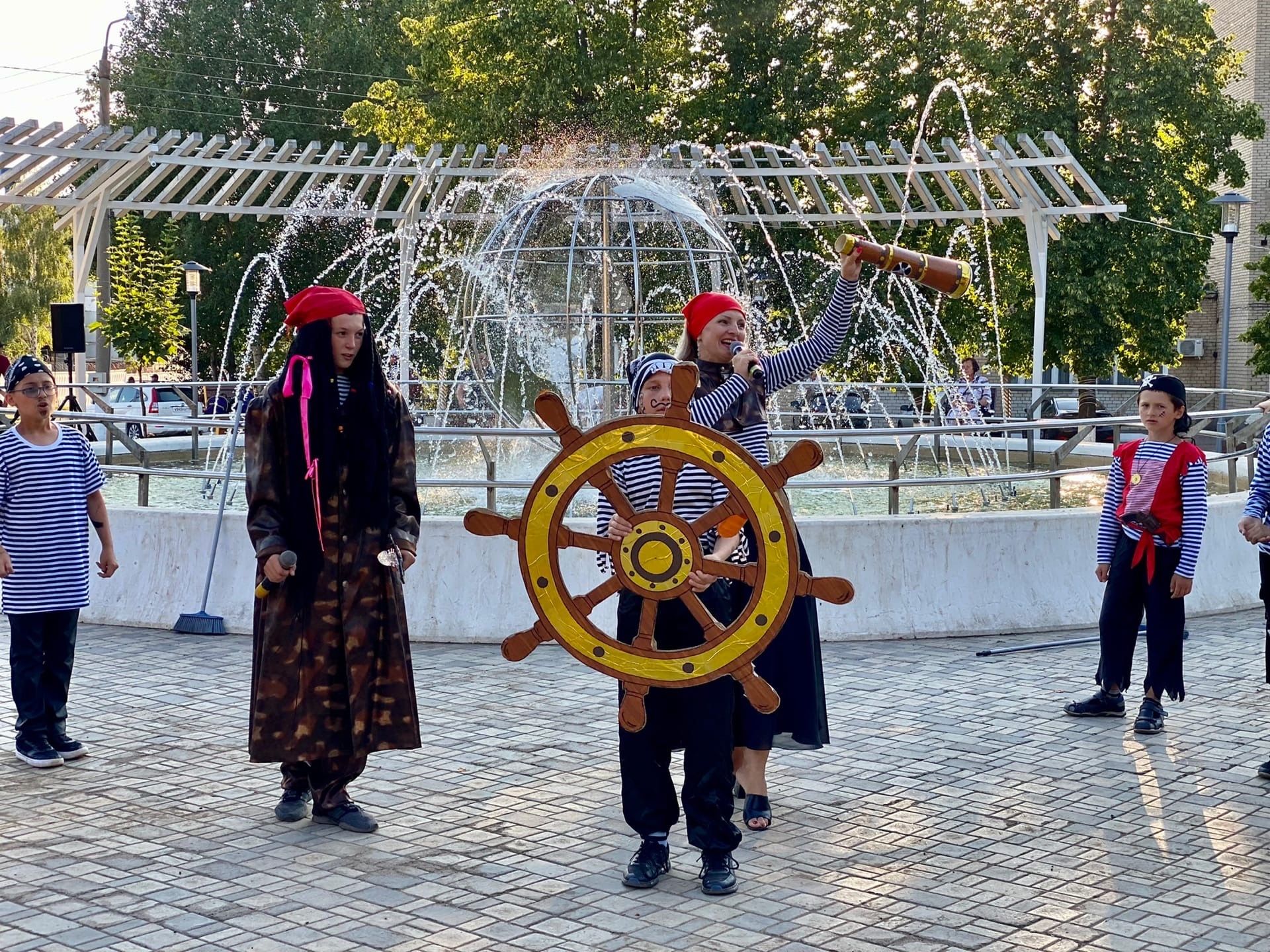Яркая анимация, зажигательные танцы, песни и пираты: в Менделеевске прошло театрализованное представление
