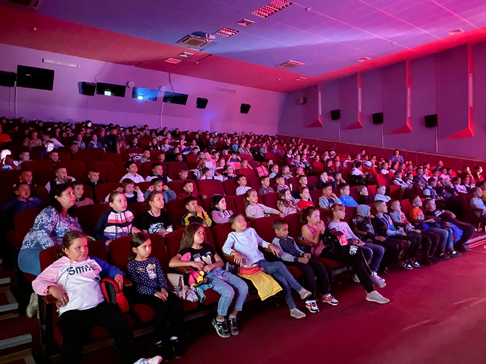 Аншлаг в кино: 700 учащихся посетили кинотеатр «Юность»
