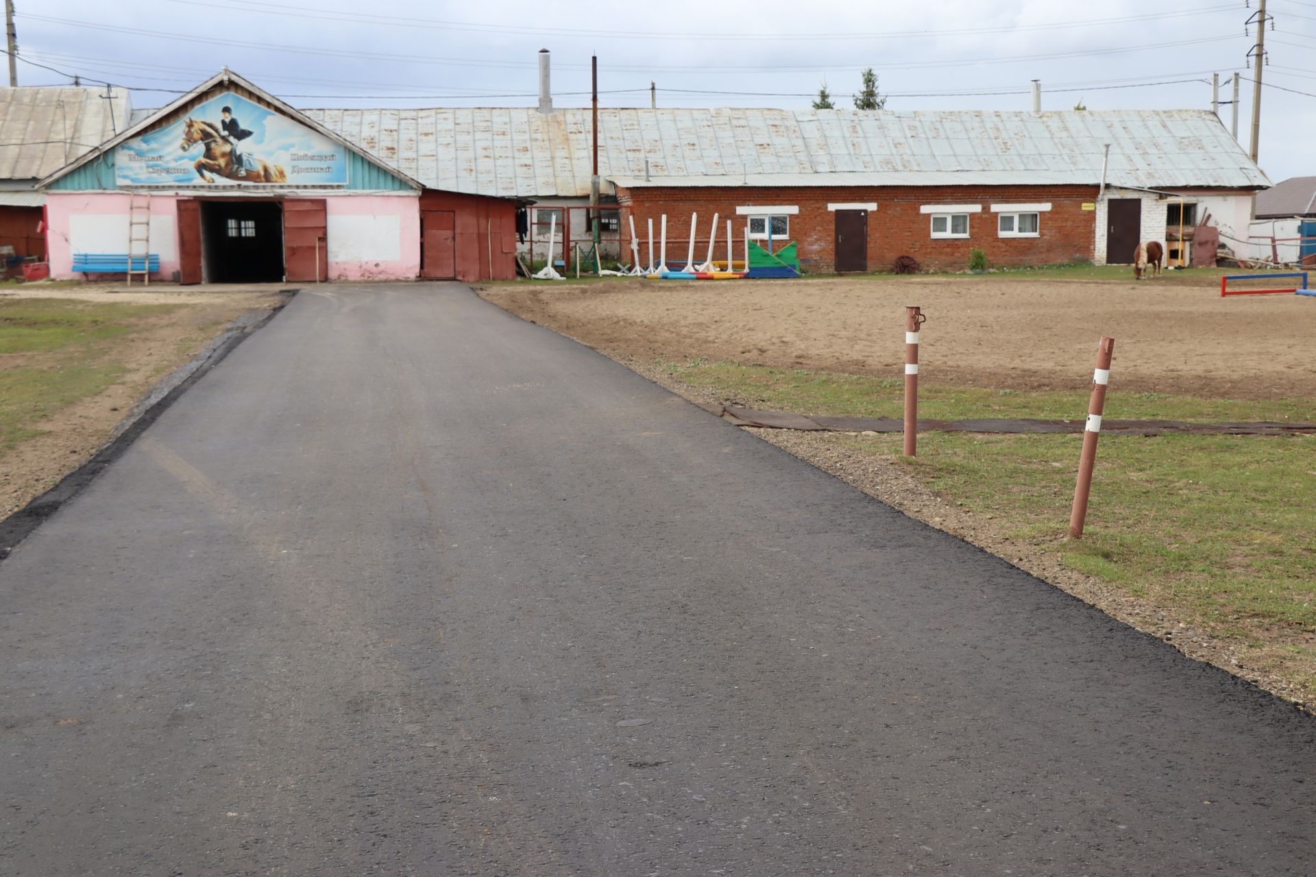 На территории конно-спортивной школы «Фаворит» Менделеевска уложен асфальт