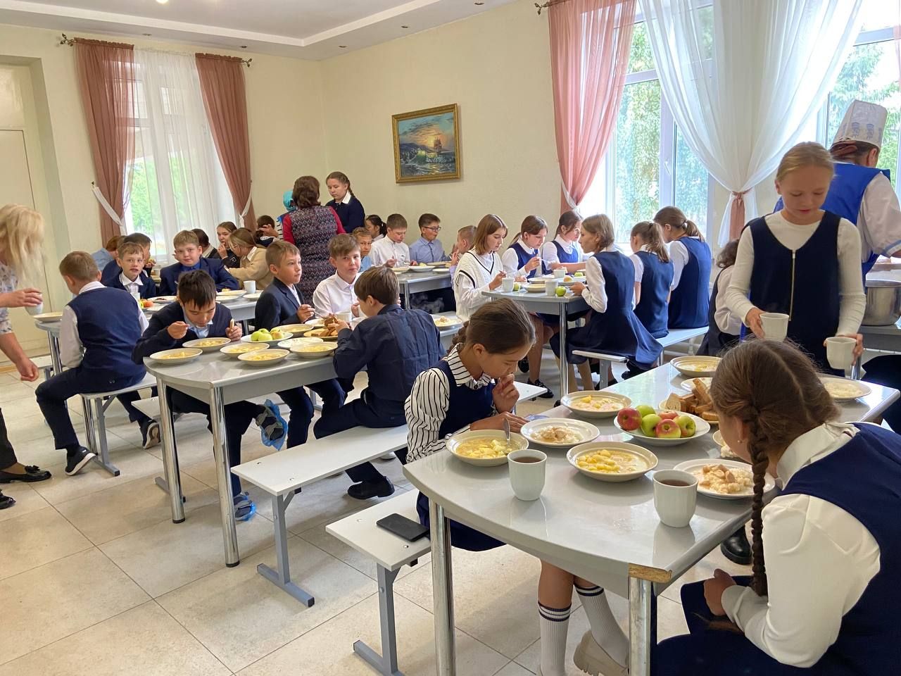 Первый школьный ресторан: в Менделеевске подается сбалансированное питание для школьников