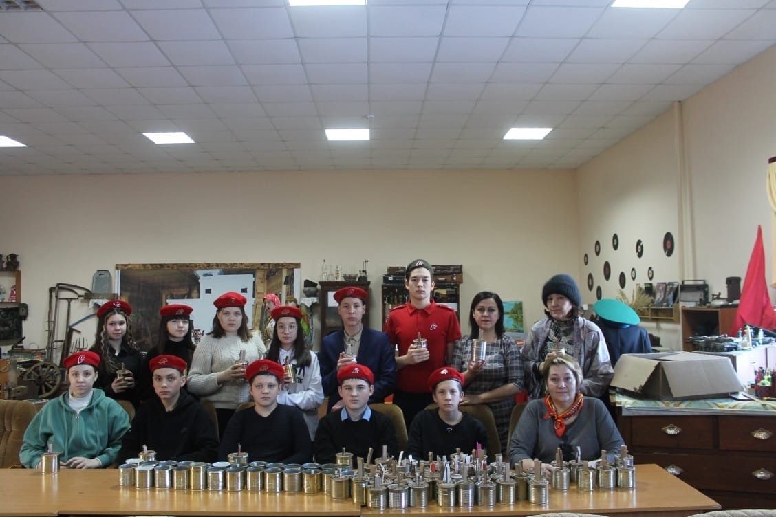 Менделеевские школьники присоединились с к плетению маскировочных сетей для бойцов СВО