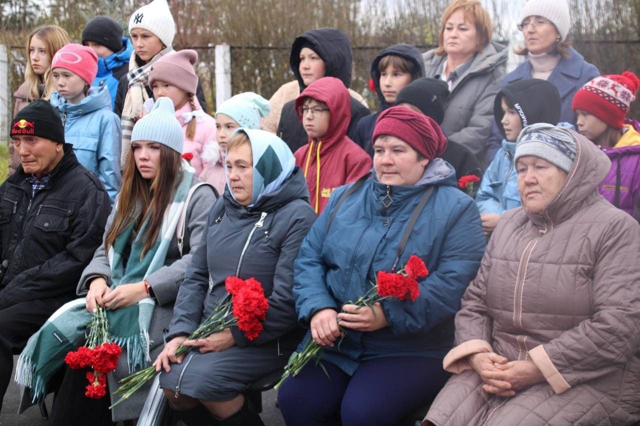 В Монашевской средней школе открылась мемориальная доска