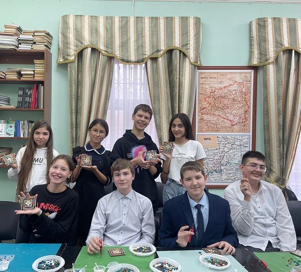Менделеевские школьники изготовили «Ушковскую плитку»