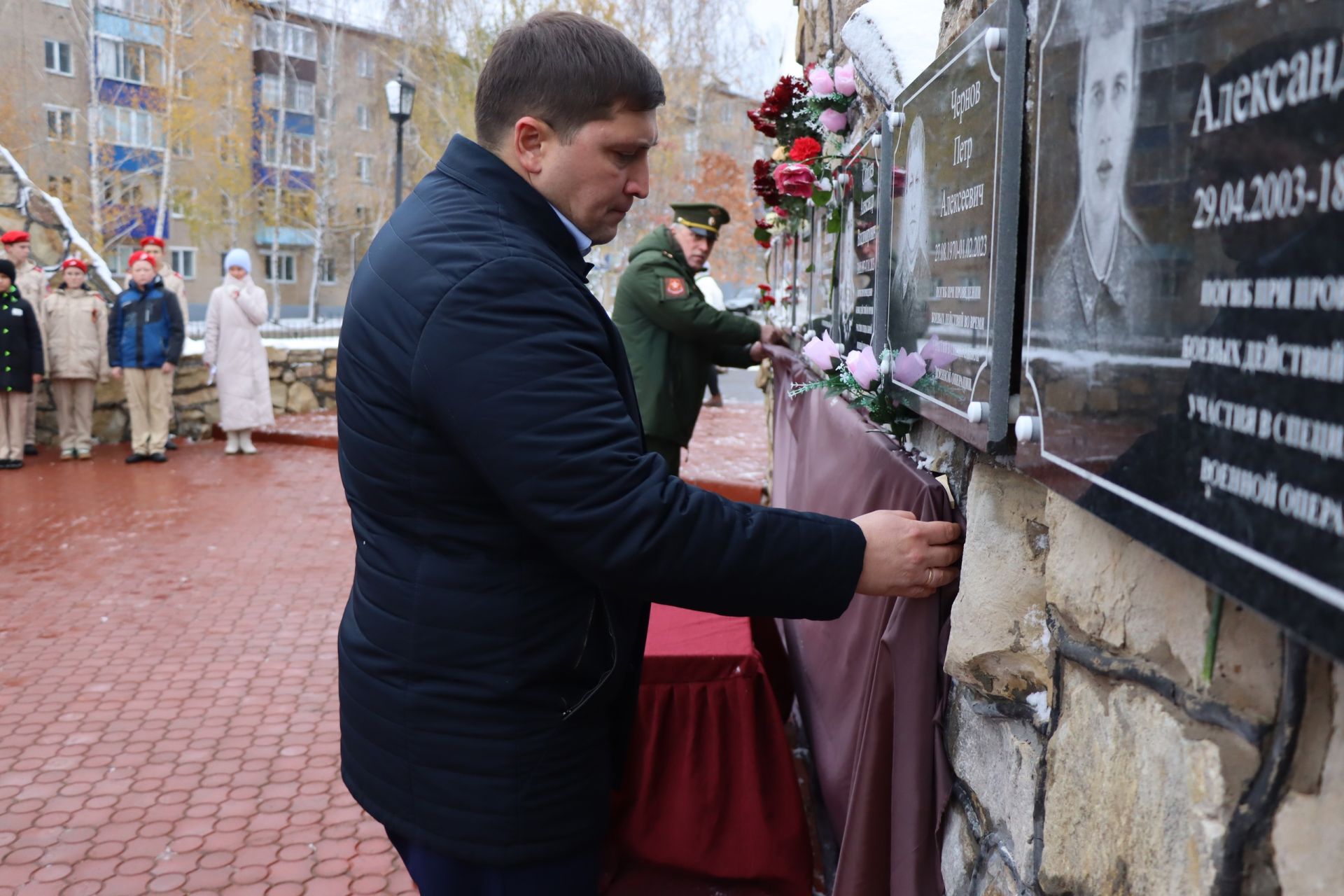 В Менделеевске открыли пять мемориальных досок героям, погибшим на зоне СВО