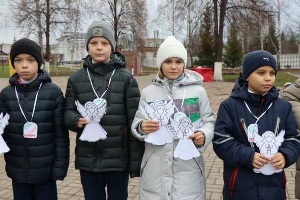 Менделеевские школьники вышли на улицу с плакатами, призывающими соблюдать ПДД