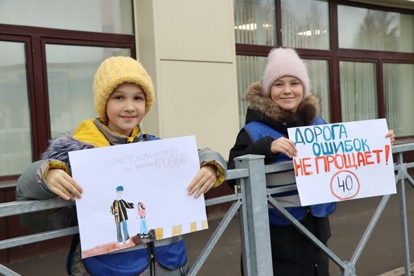 Менделеевские школьники вышли на улицу с плакатами, призывающими соблюдать ПДД
