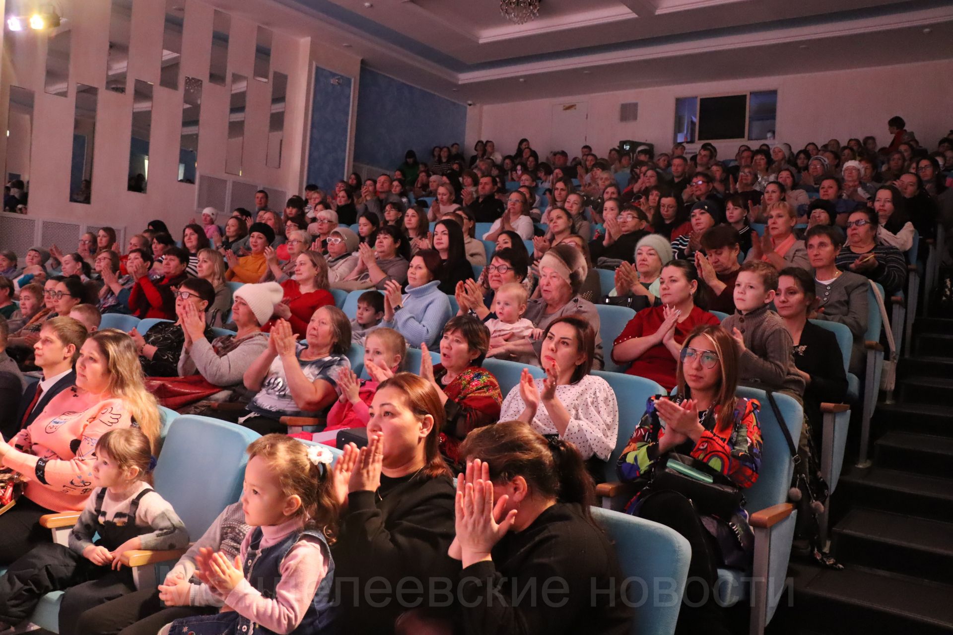 В Менделеевске состоялся концерт в честь Дня матери