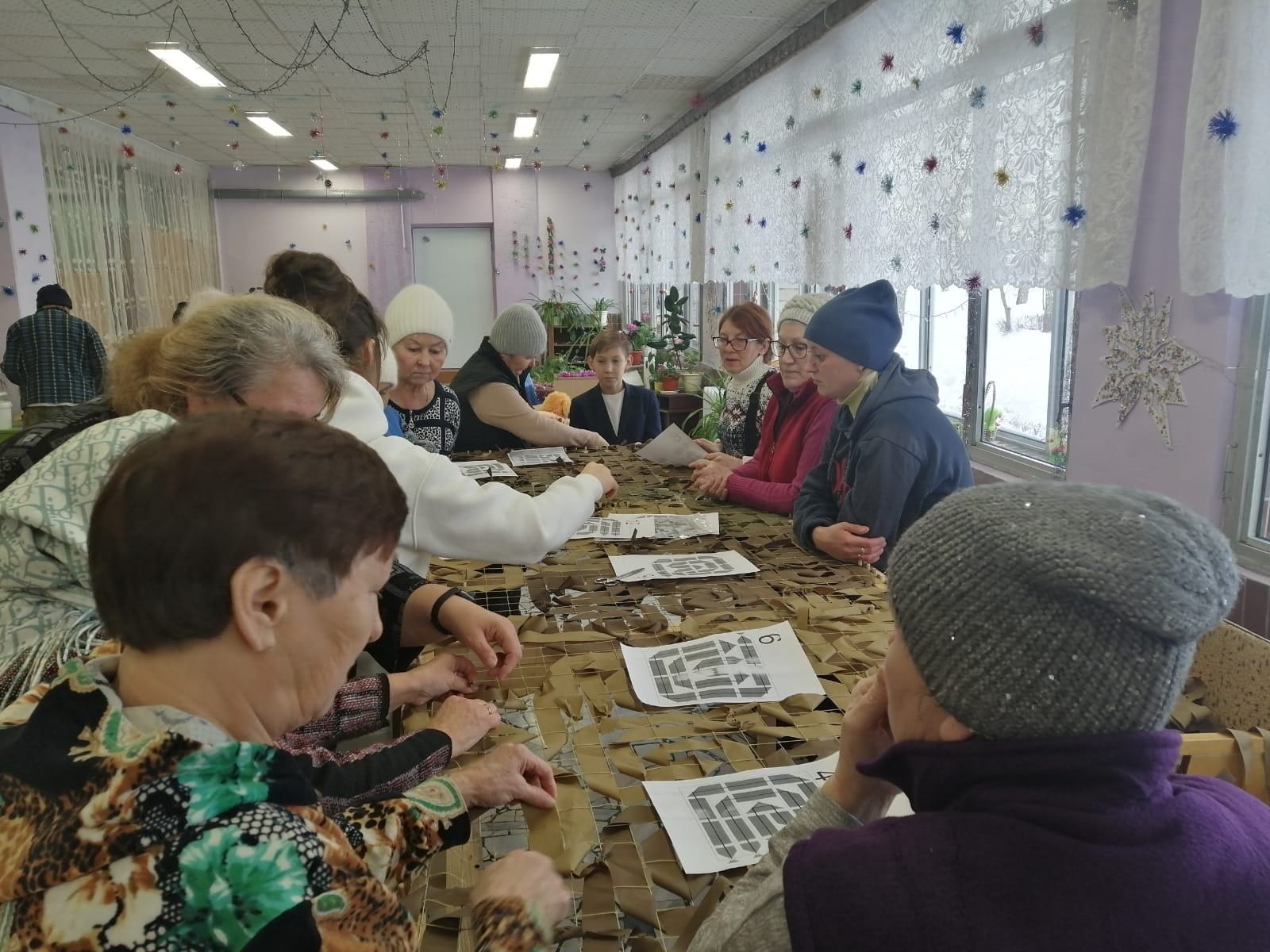 В Тихоновском СДК продолжают плести маскировочные сети