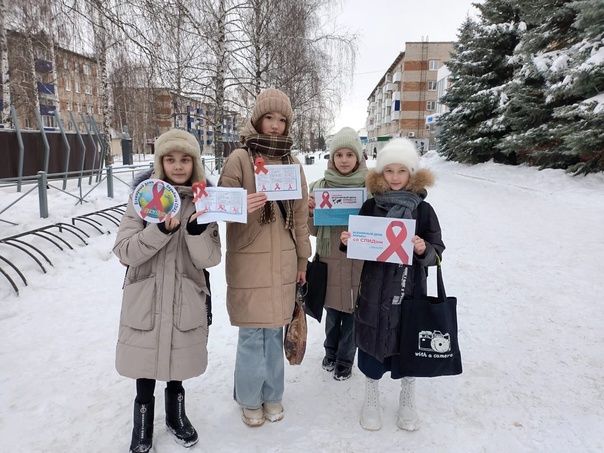 Школьники Менделеевска приняли участие в акции «Красная лента»