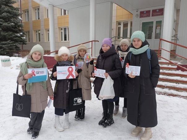 Школьники Менделеевска приняли участие в акции «Красная лента»