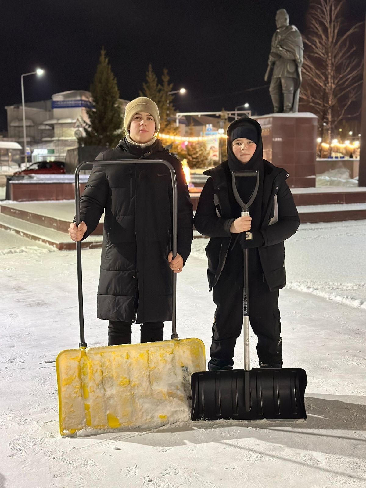 В Менделеевске школьники очистили от снега территорию Вечного огня