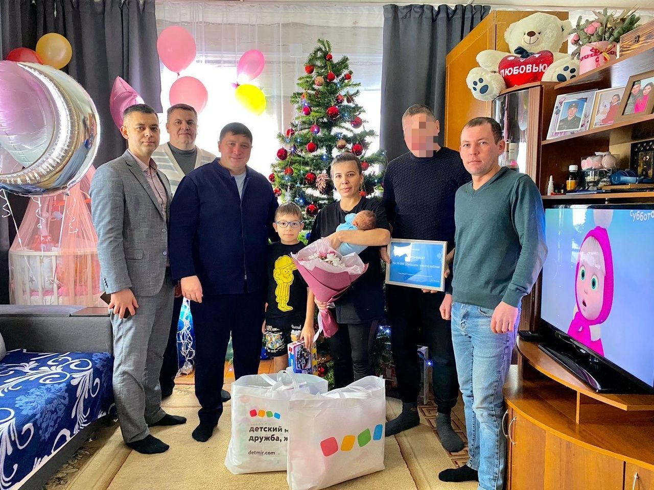Глава Менделеевского района Радмир Беляев поздравил бойца СВО с рождением дочери