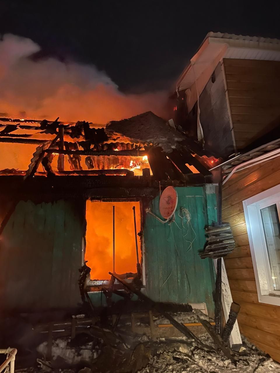 В ночном пожаре в Менделеевске никто не пострадал