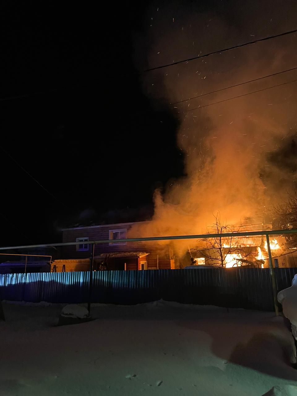 В ночном пожаре в Менделеевске никто не пострадал