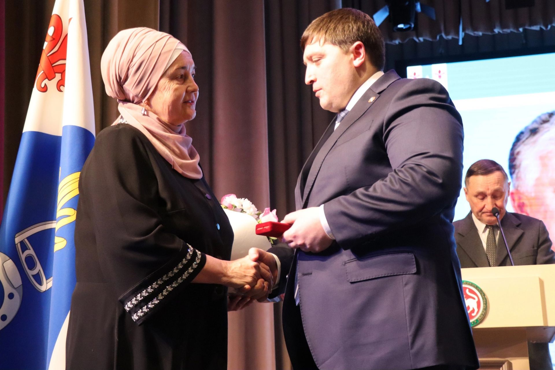 Двое жителей получили звание «Почётный гражданин Менделеевского района»