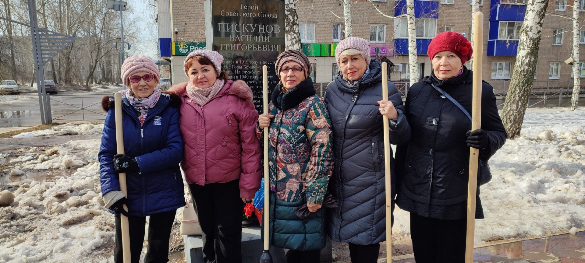 Ветераны и пенсионеры Менделеевска приняли участие в субботнике