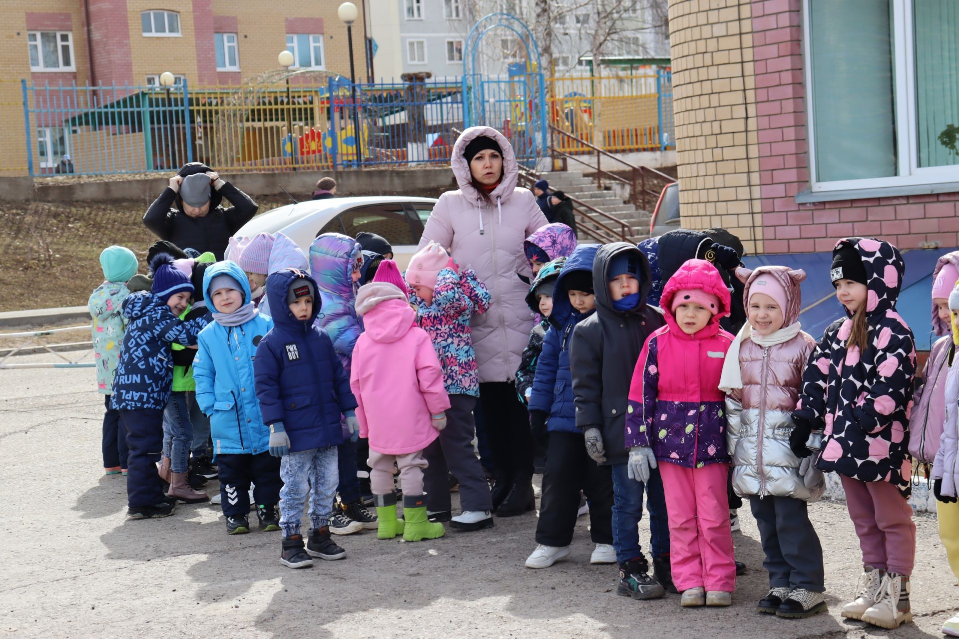 На перегонки с ветром: состоялся праздник на свежем воздухе для юных менделеевцев