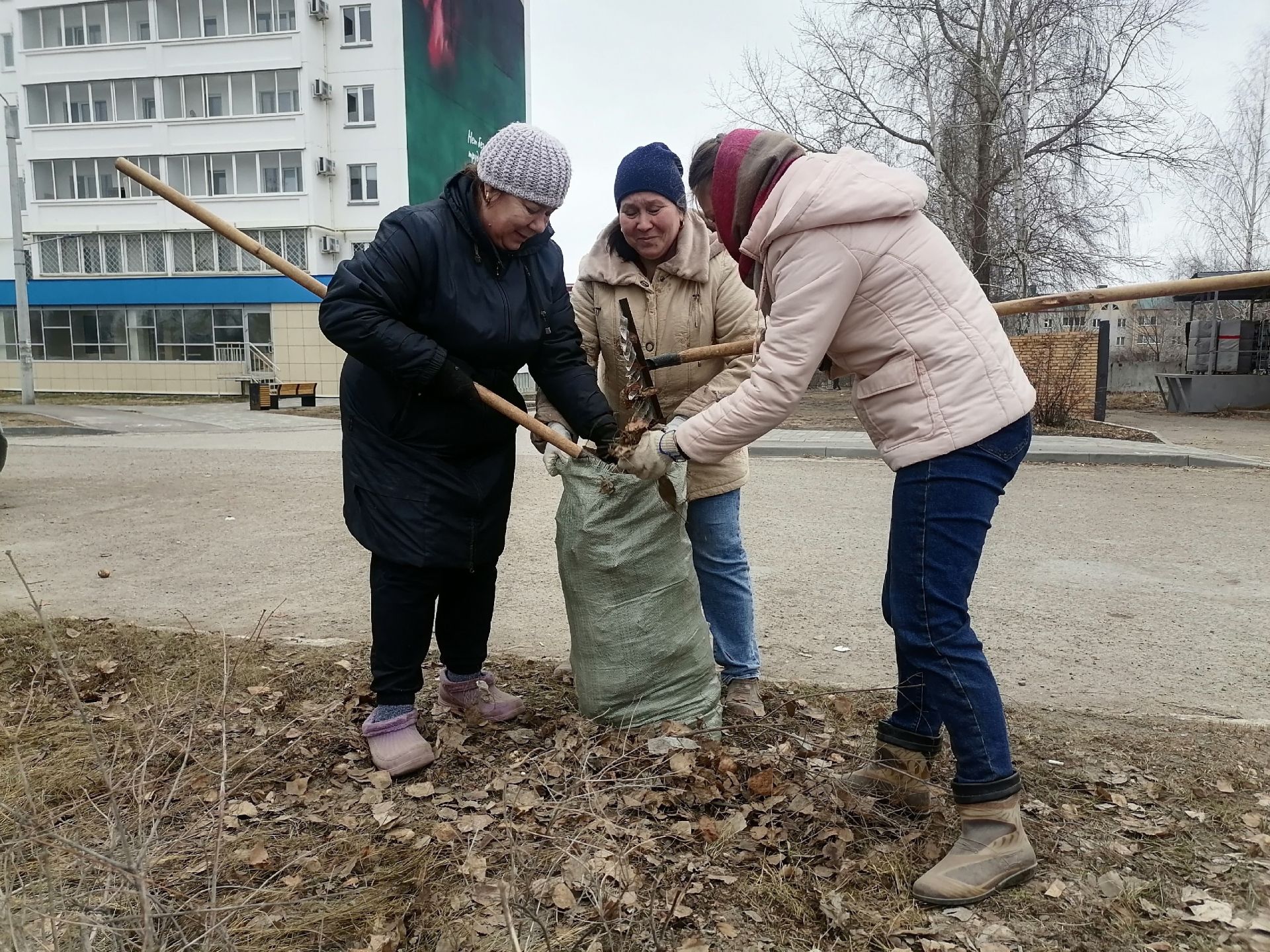 Менделеевцы вышли на общегородской субботник