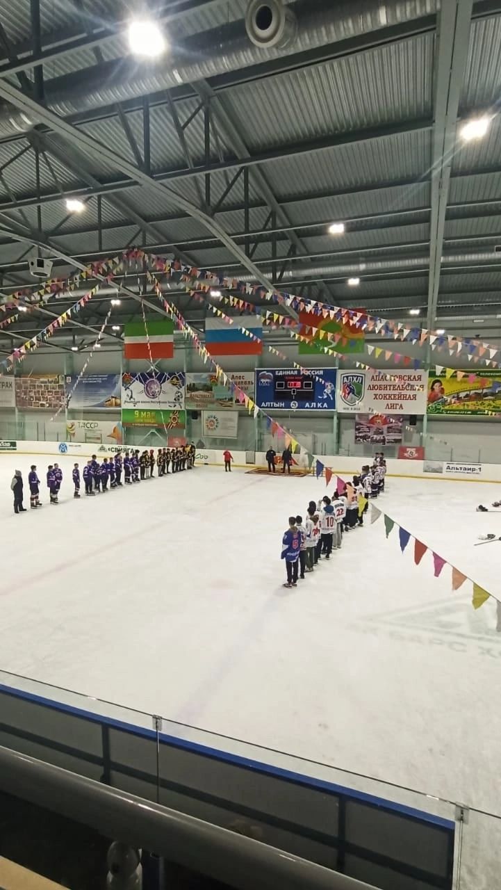 Команда «Айсберг» завоевала «серебро» в республиканском турнире по хоккею