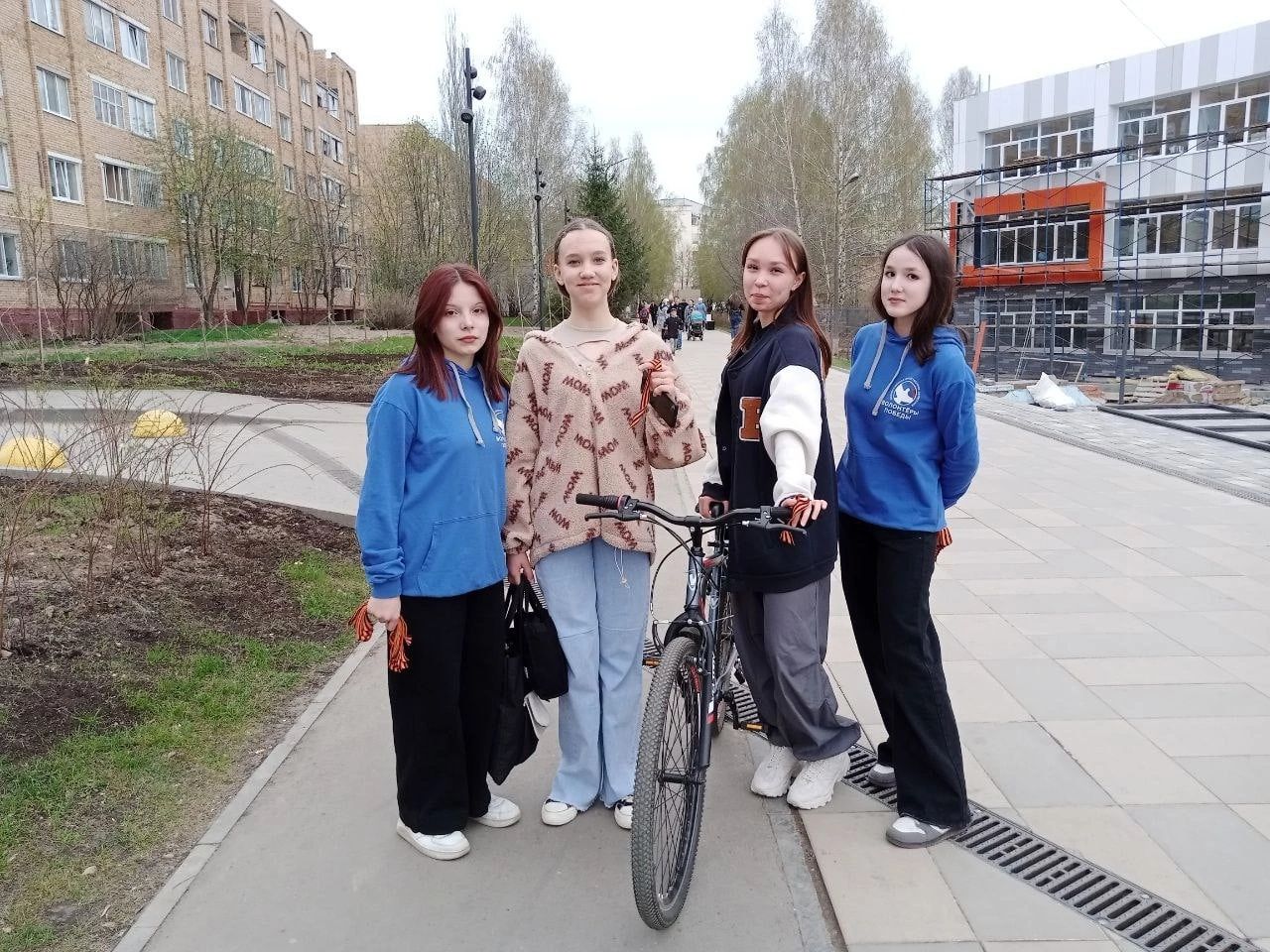 «Волонтёры Победы» Менделеевска провели акцию «Георгиевская ленточка»