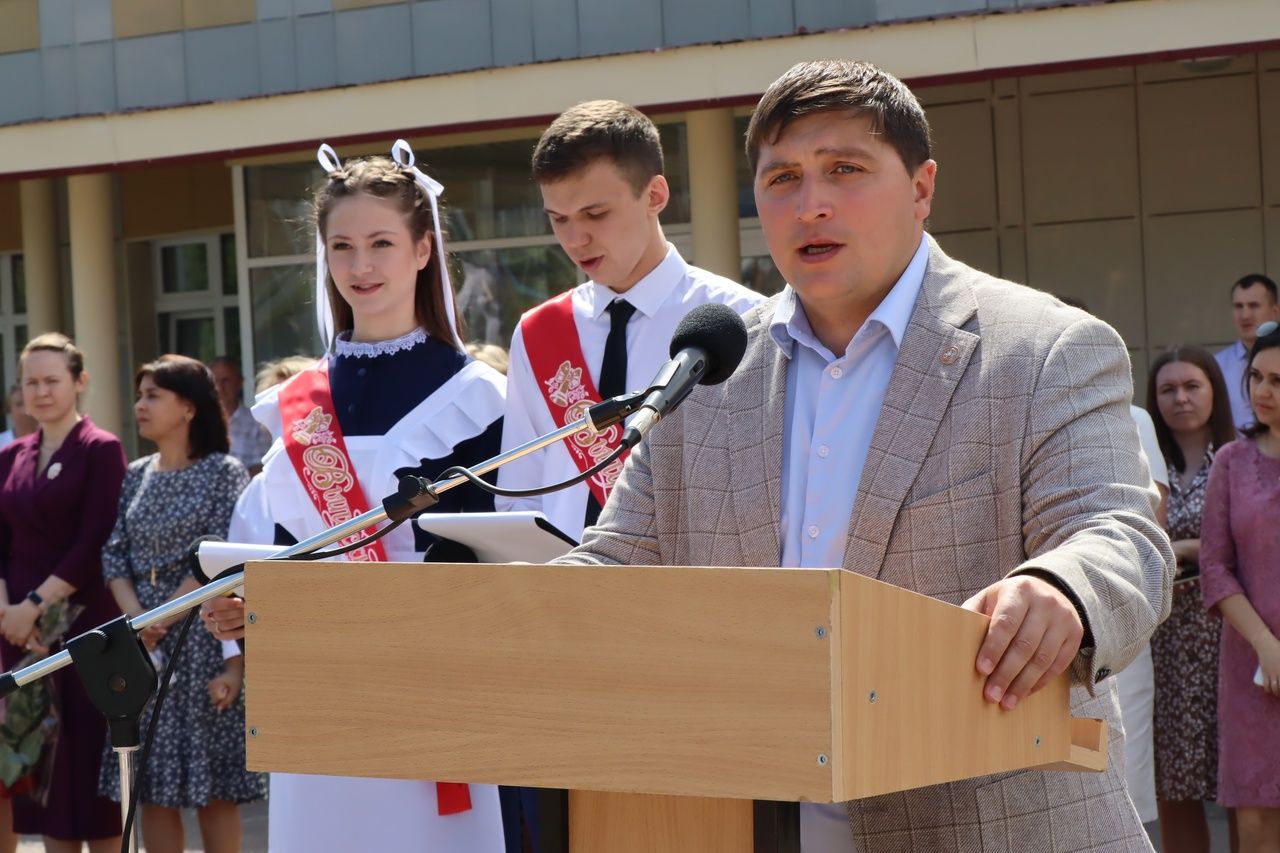 Выпускники школы №1 Менделеевска подарили трогательный школьный вальс и зажигательный флешмоб