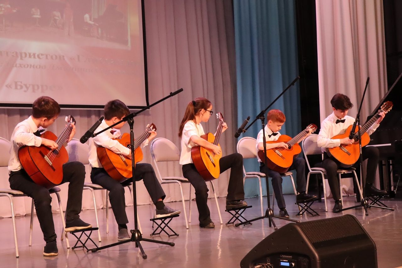 Зрелищным и красивым концертом подвёл итоги учебного года коллектив Детской школы искусств