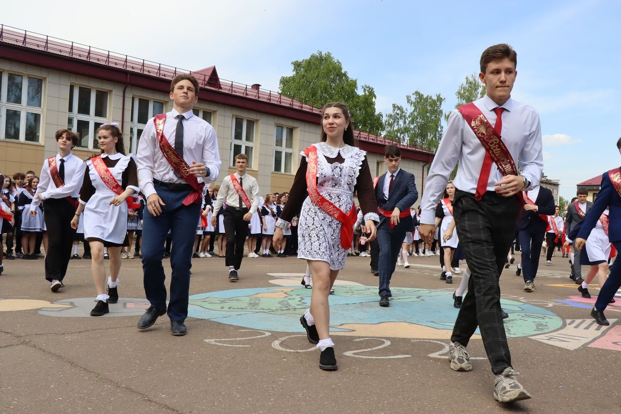 Выпускники школы №1 Менделеевска подарили трогательный школьный вальс и зажигательный флешмоб
