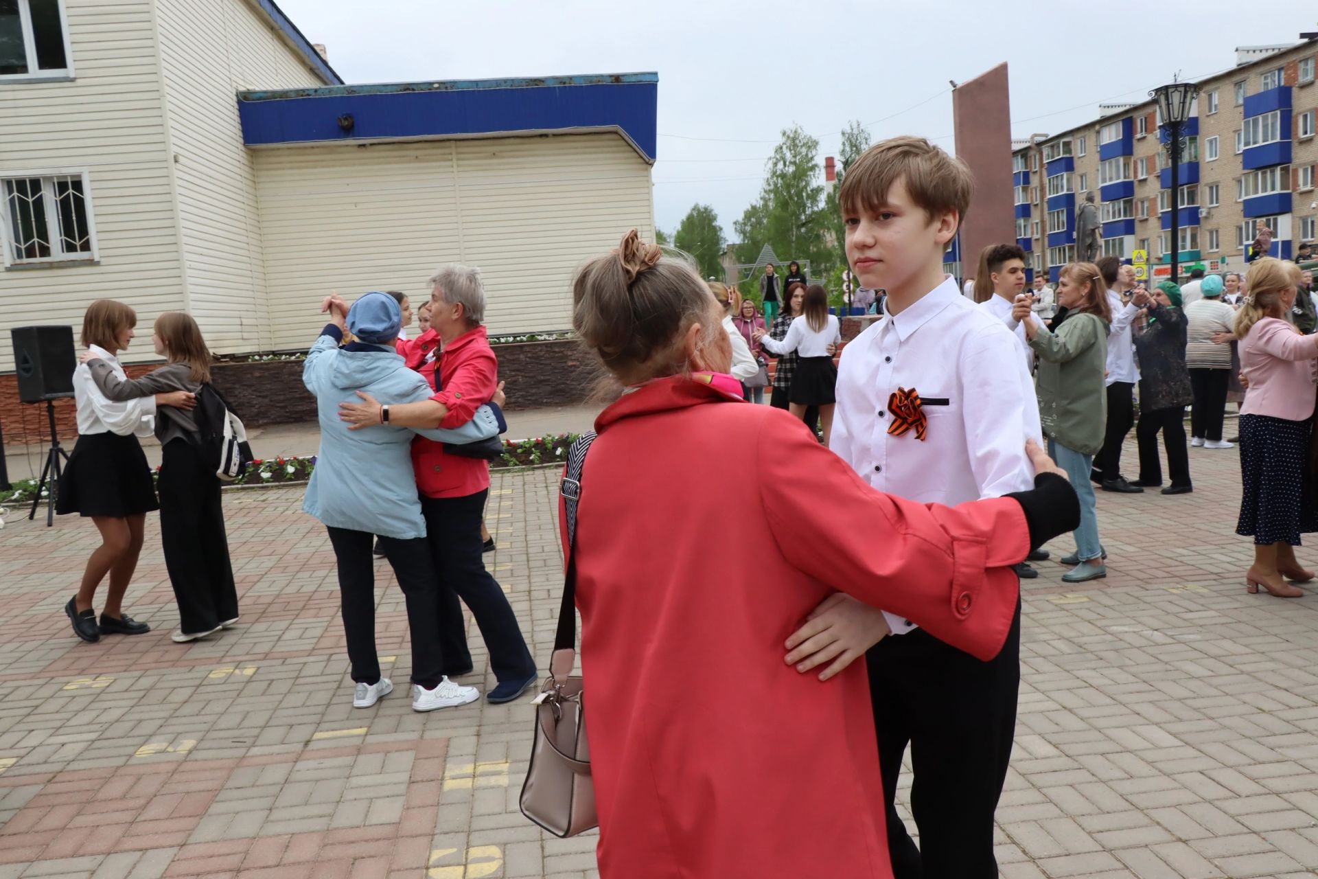 Жители Менделеевска закружились в «Вальсе Победы»