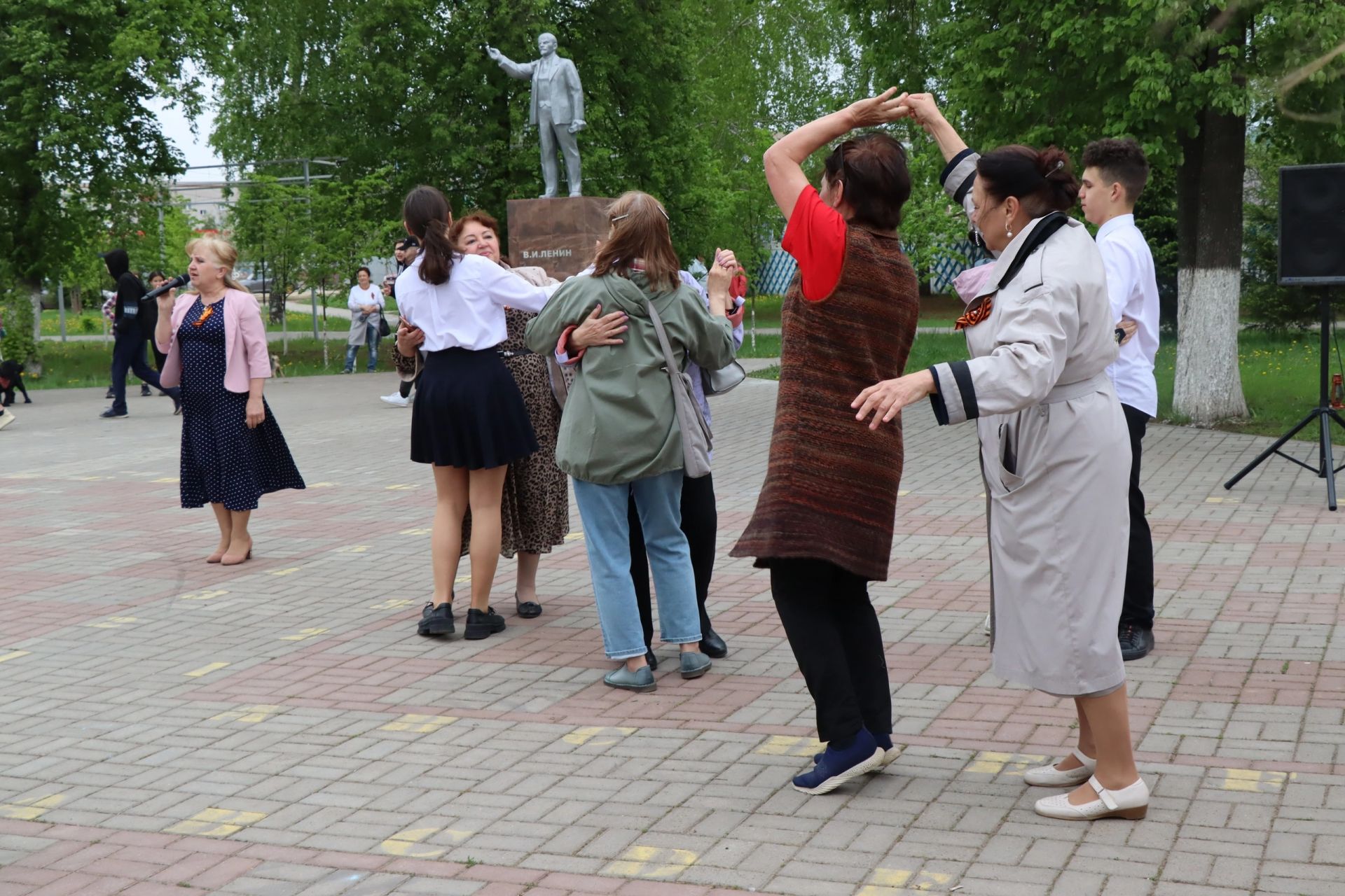 Жители Менделеевска закружились в «Вальсе Победы»