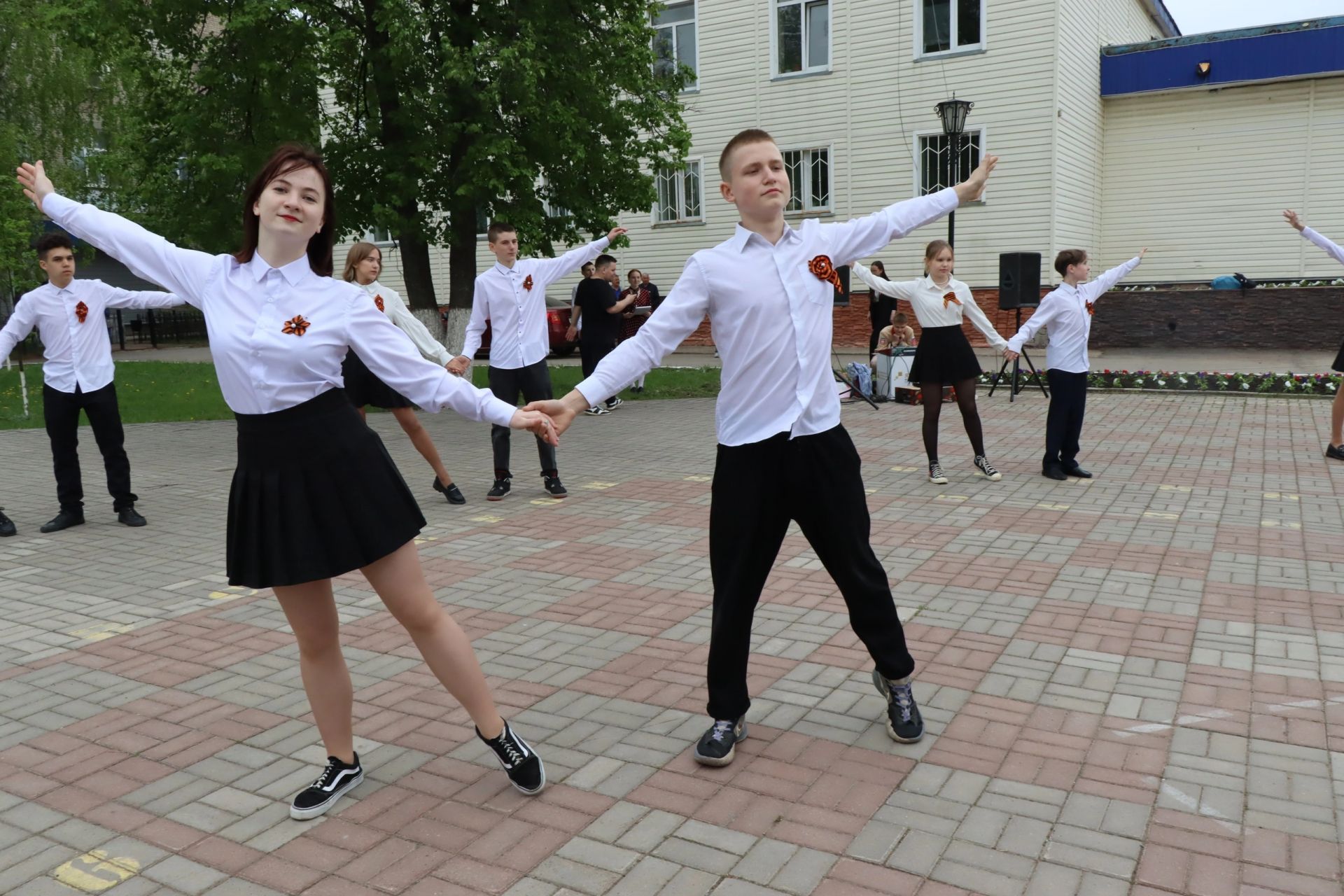 Жители Менделеевска закружились в «Вальсе Победы»