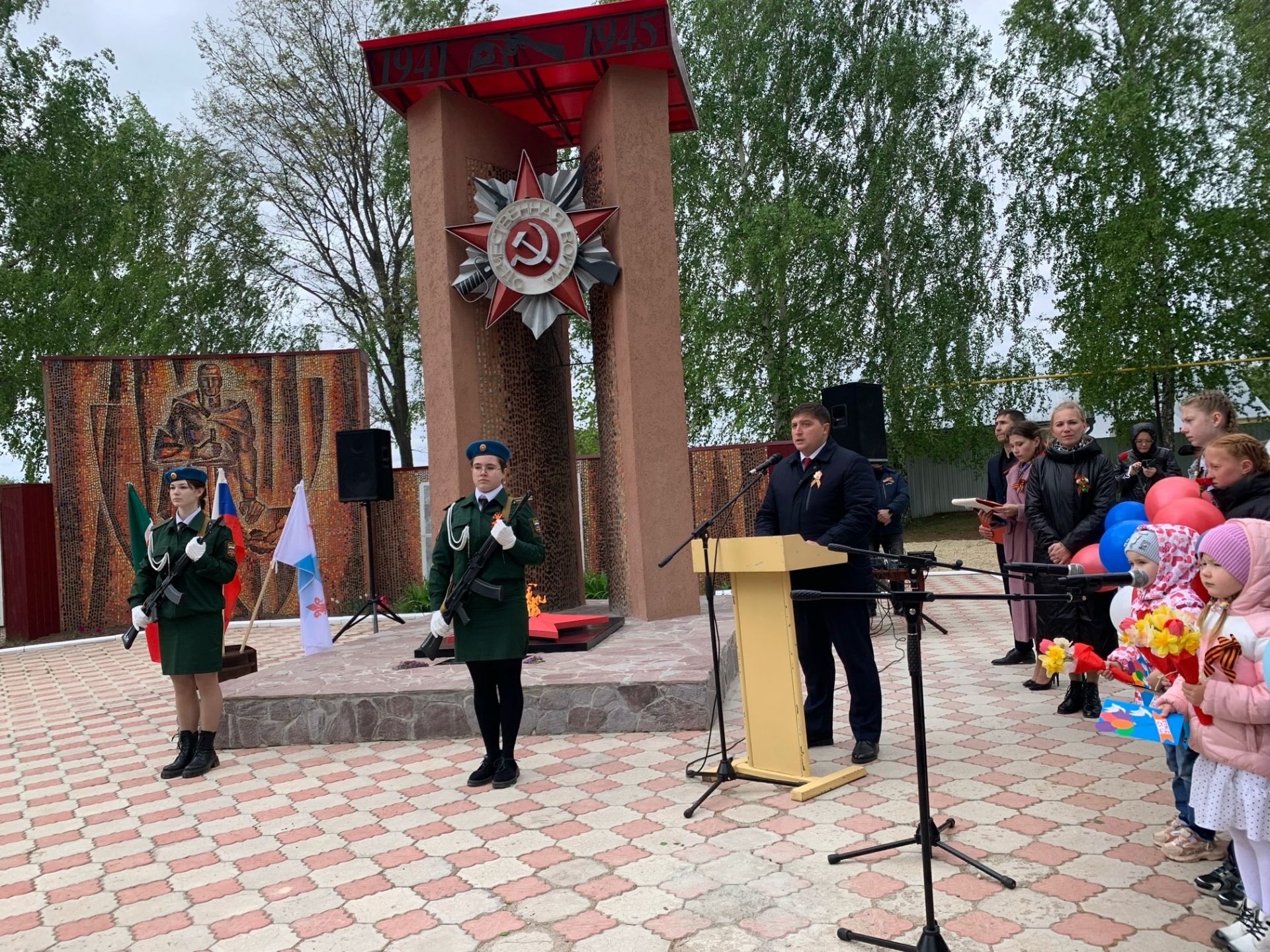 Глава Менделеевского района Радмир Беляев поздравил сельчан с 9 Мая