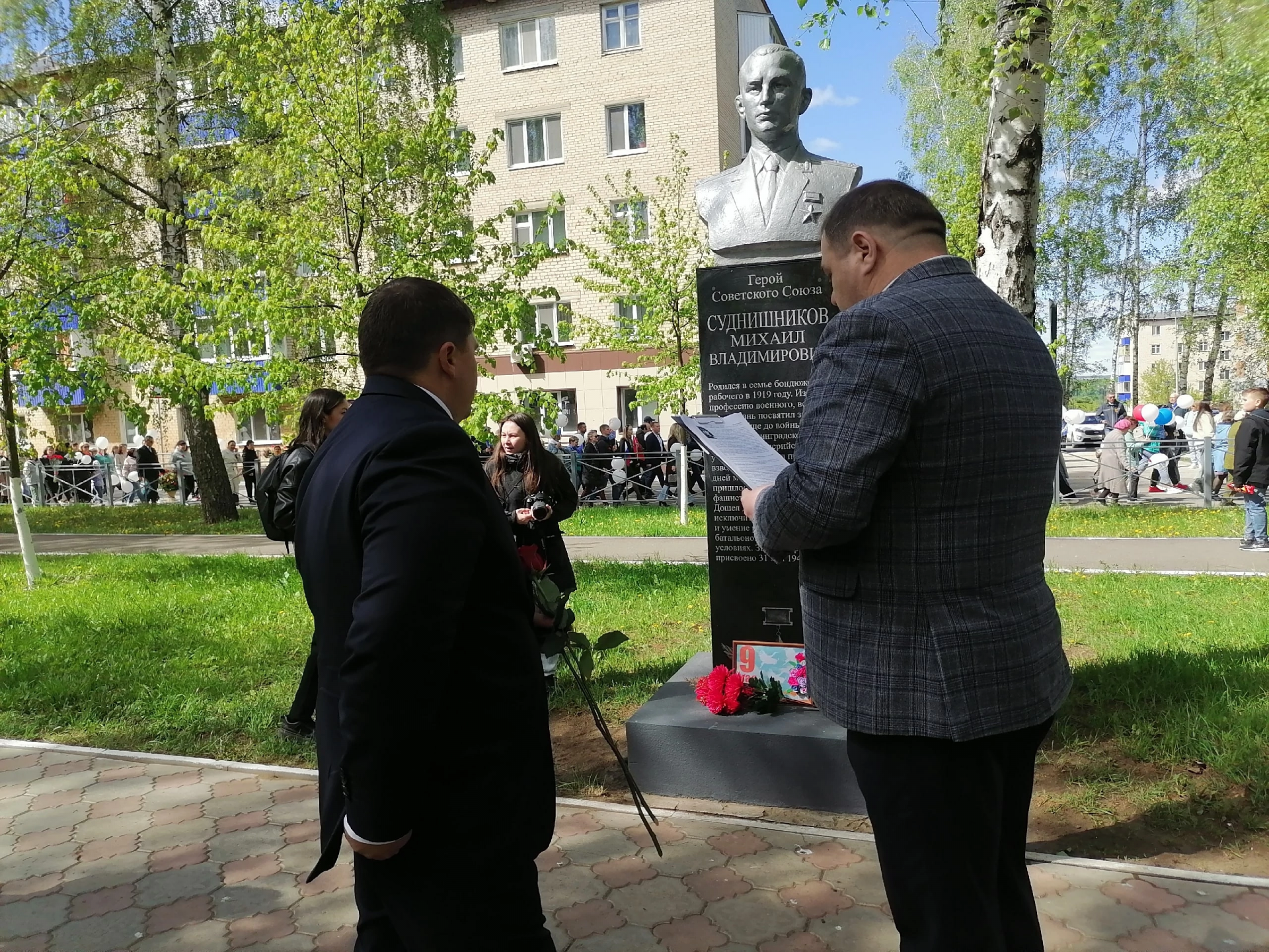 Глава Менделеевского района Радмир Беляев возложил цветы на аллее Героев