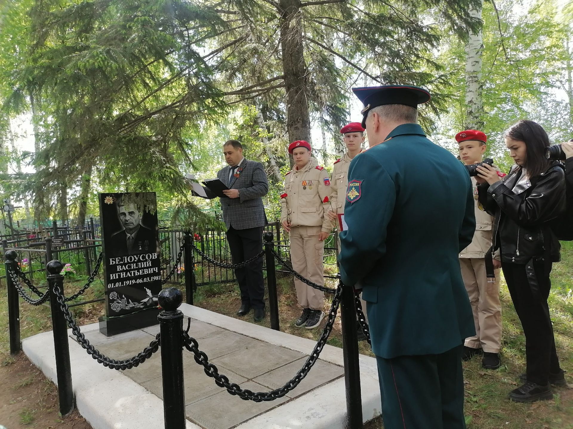 Менделеевцы возложили цветы к могилам Героев Советского Союза