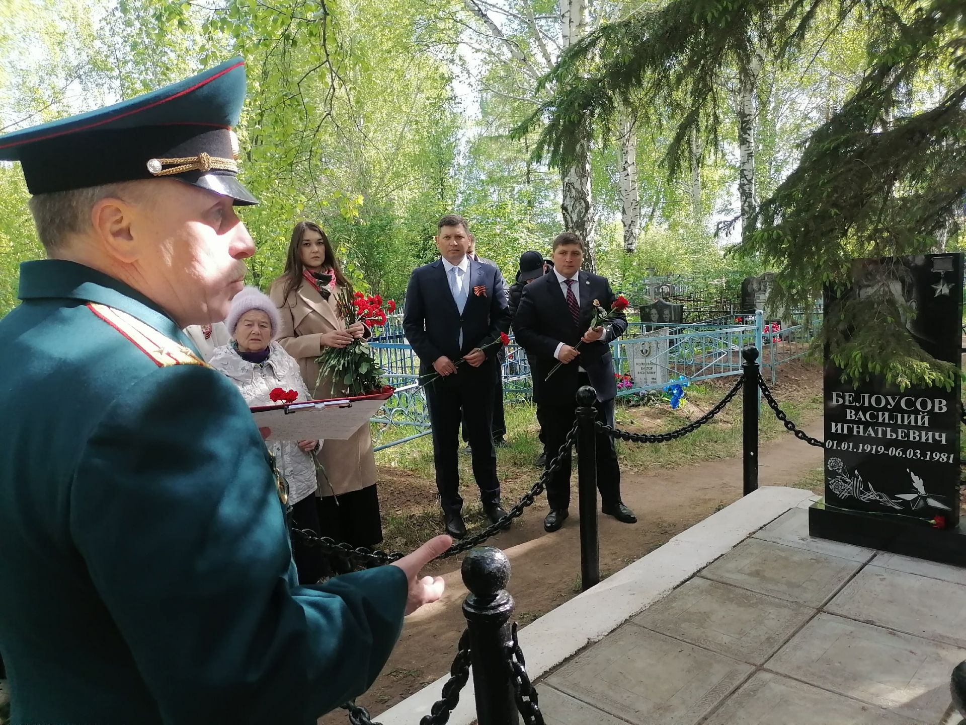 Менделеевцы возложили цветы к могилам Героев Советского Союза