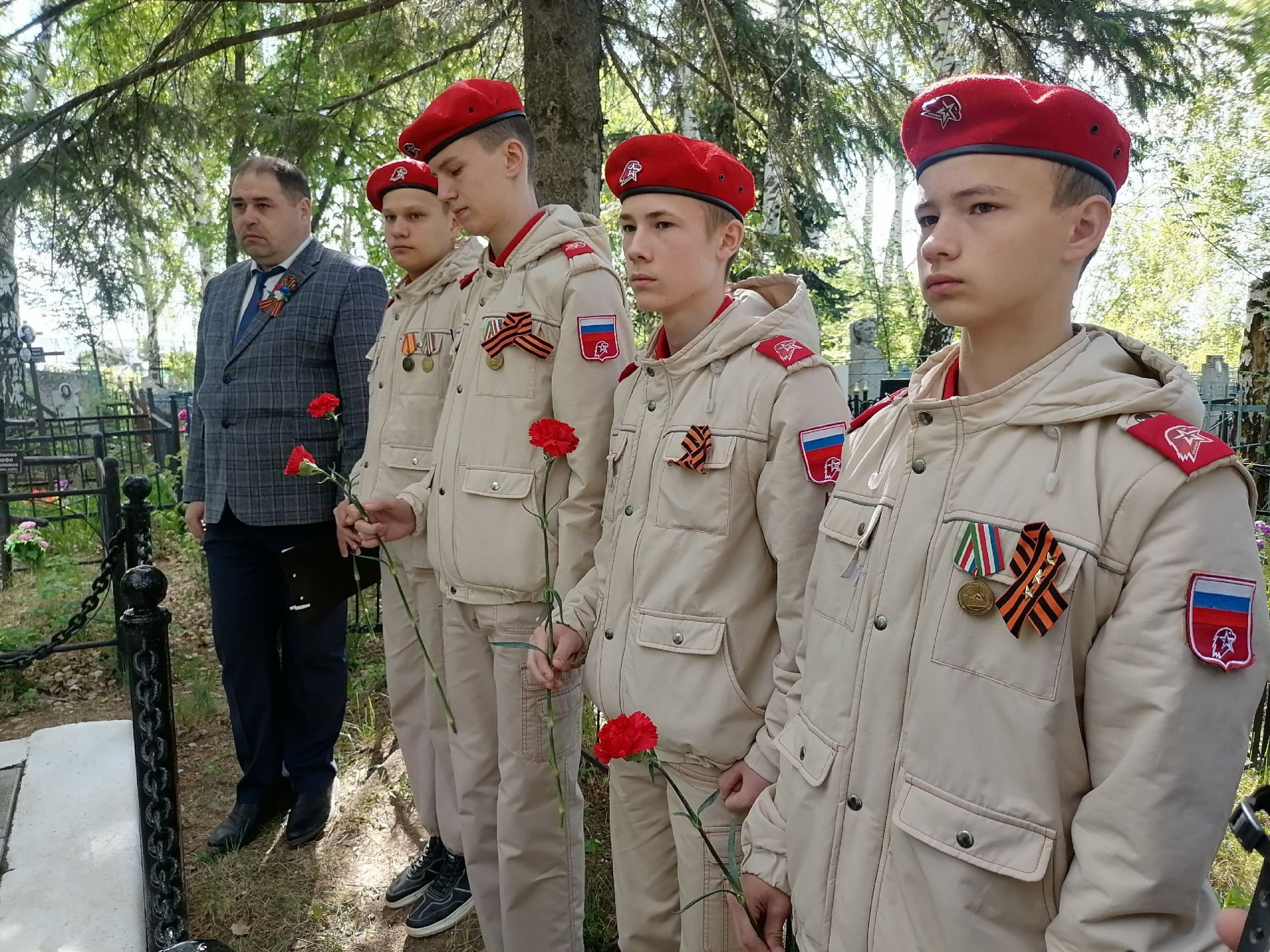 Менделеевцы возложили цветы к могилам Героев Советского Союза