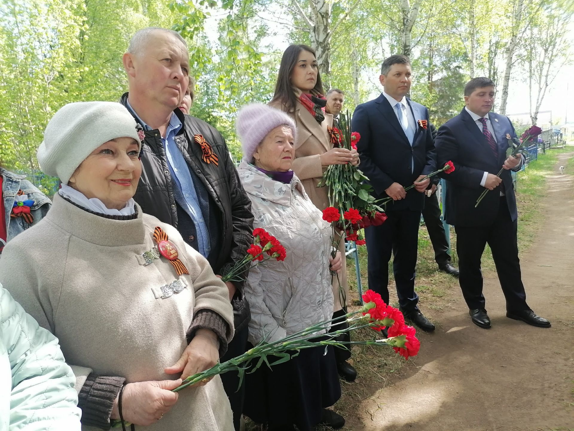 Менделеевцы возложили цветы к могилам Героев Советского Союза