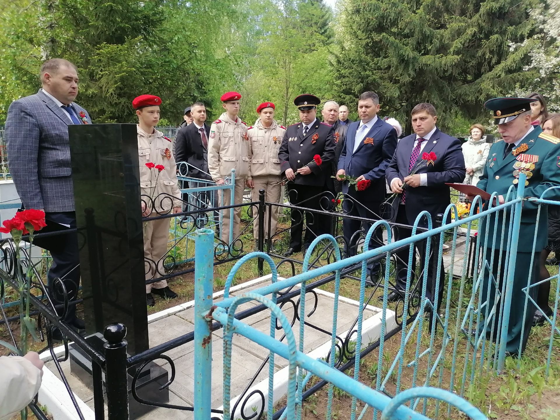 Менделеевцы возложили цветы к могилам Героев Советского Союза