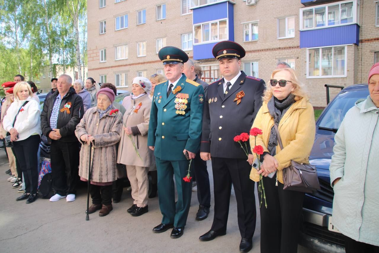 В Менделеевске в День Победы открыли Мемориальную доску Герою Советского Союза Василию Белоусову