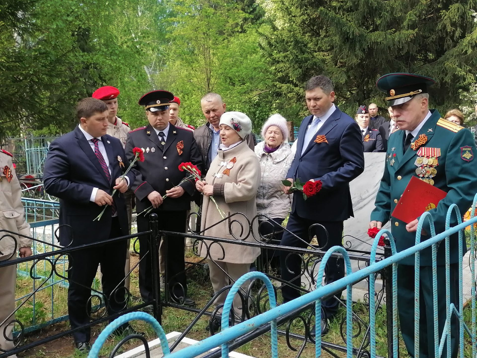 Менделеевцы возложили цветы к могилам Героев Советского Союза