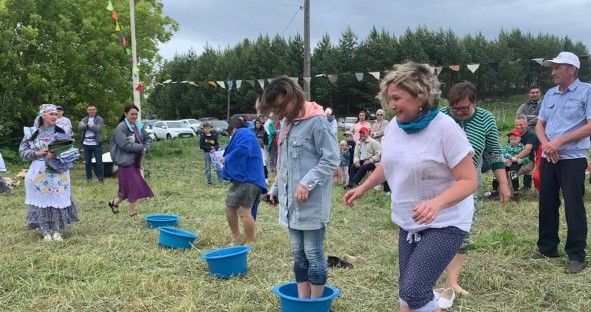 Сабантуй в Псееве: плескание в тазиках, бег в ластах и многое другое