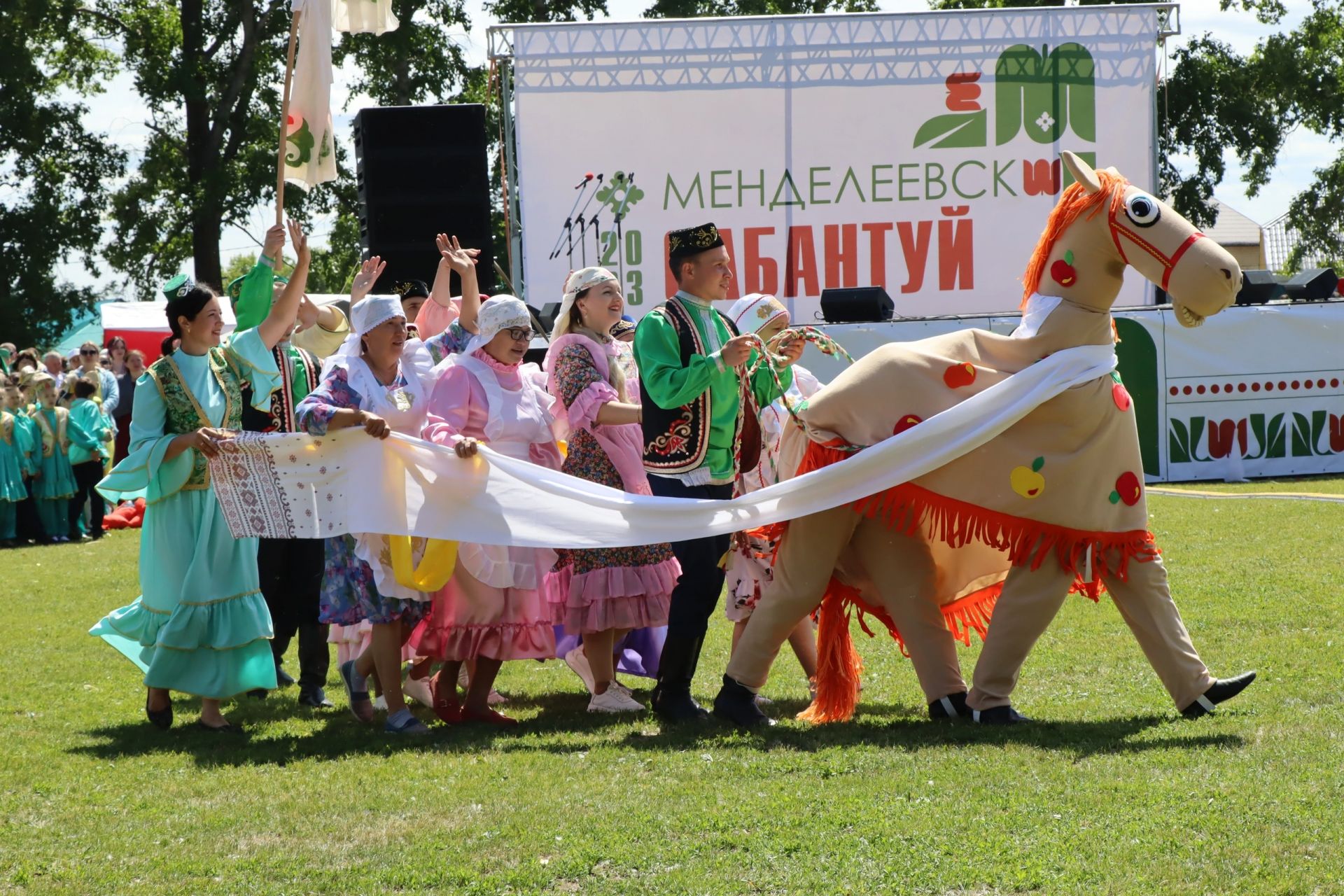 Спортивные состязания и игры, национальная кухня,  культурная программа – менделеевцы дружно и весело отметили Сабантуй