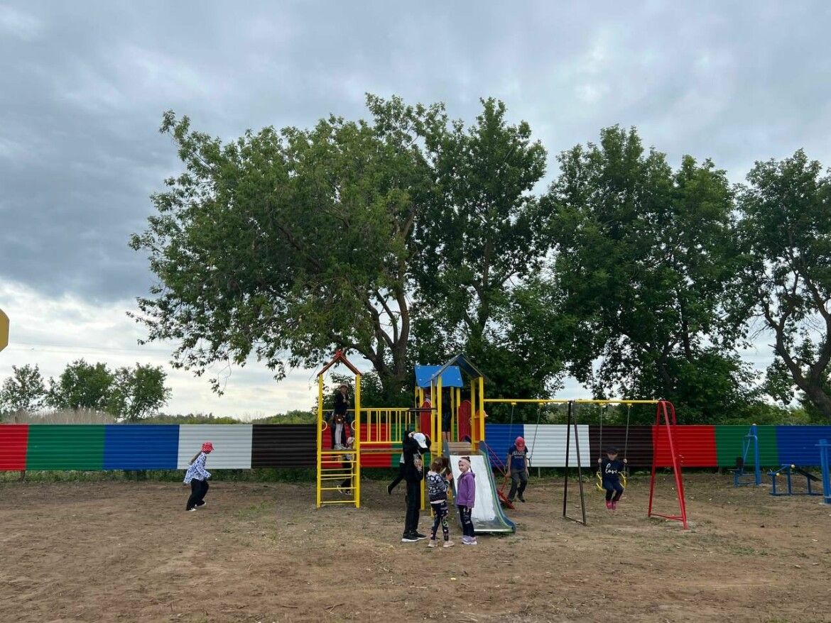 В Менделеевском районе по программе самообложения открыли новую детскую площадку