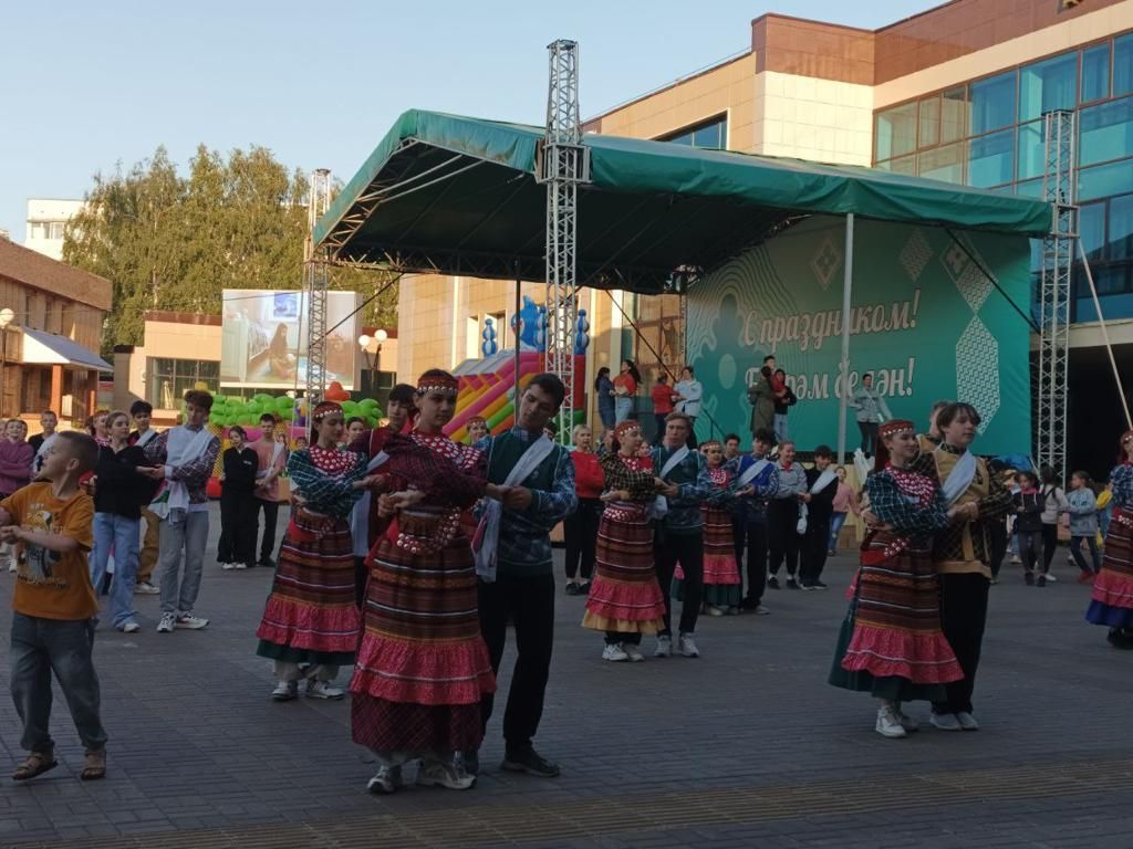 В Менделеевске провели флешмоб «Танцующий город»