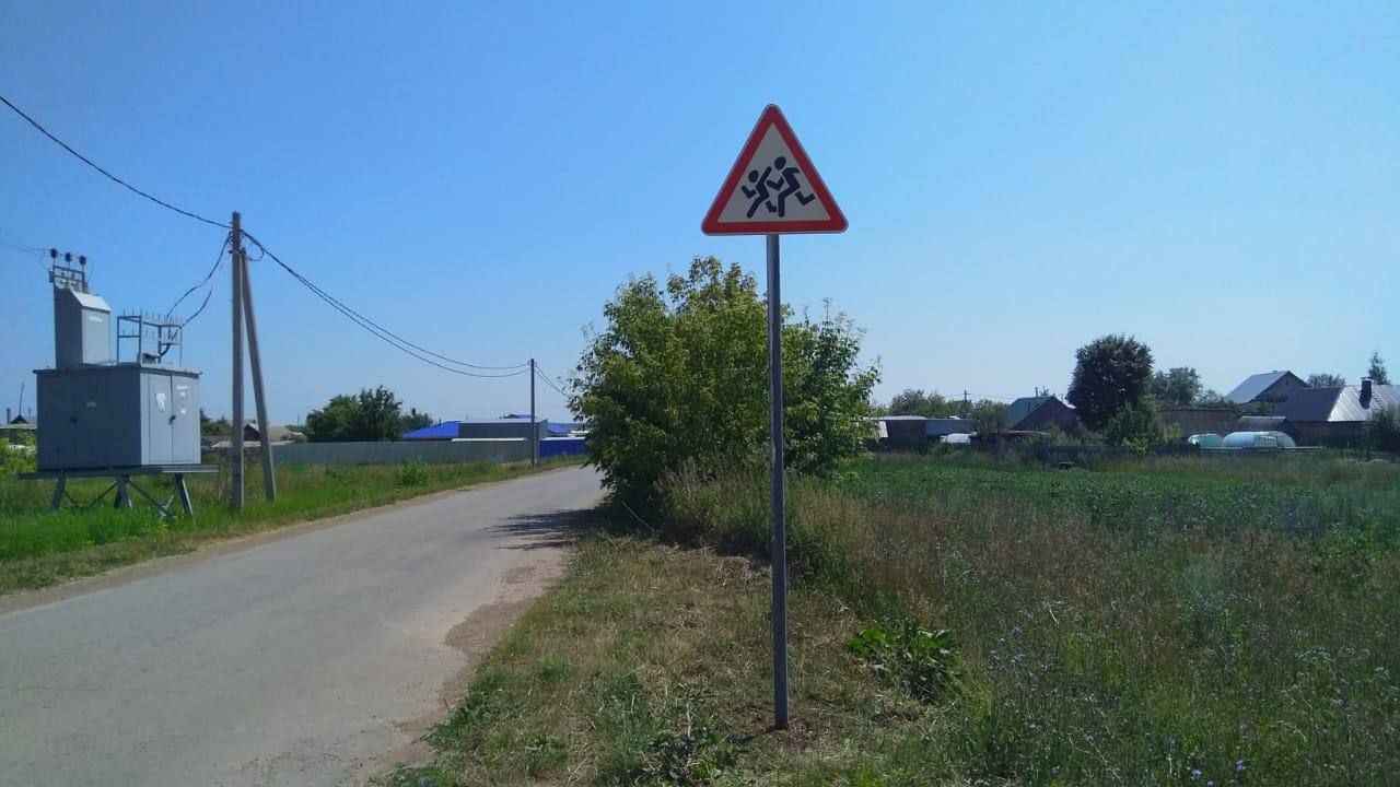 На улицах и дорогах Менделеевского района установили новые дорожные знаки