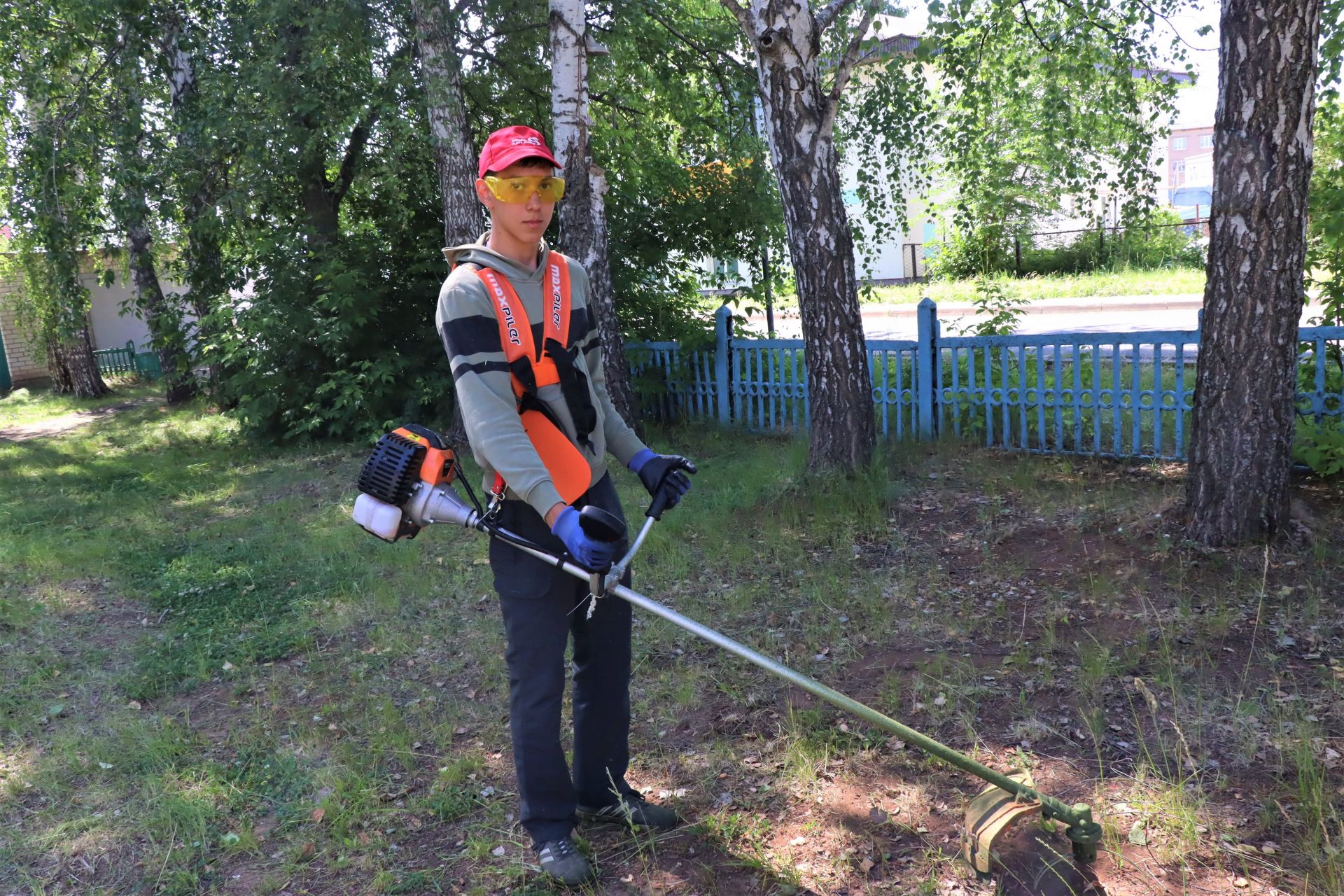 Менделеевские школьники совмещают труд и отдых