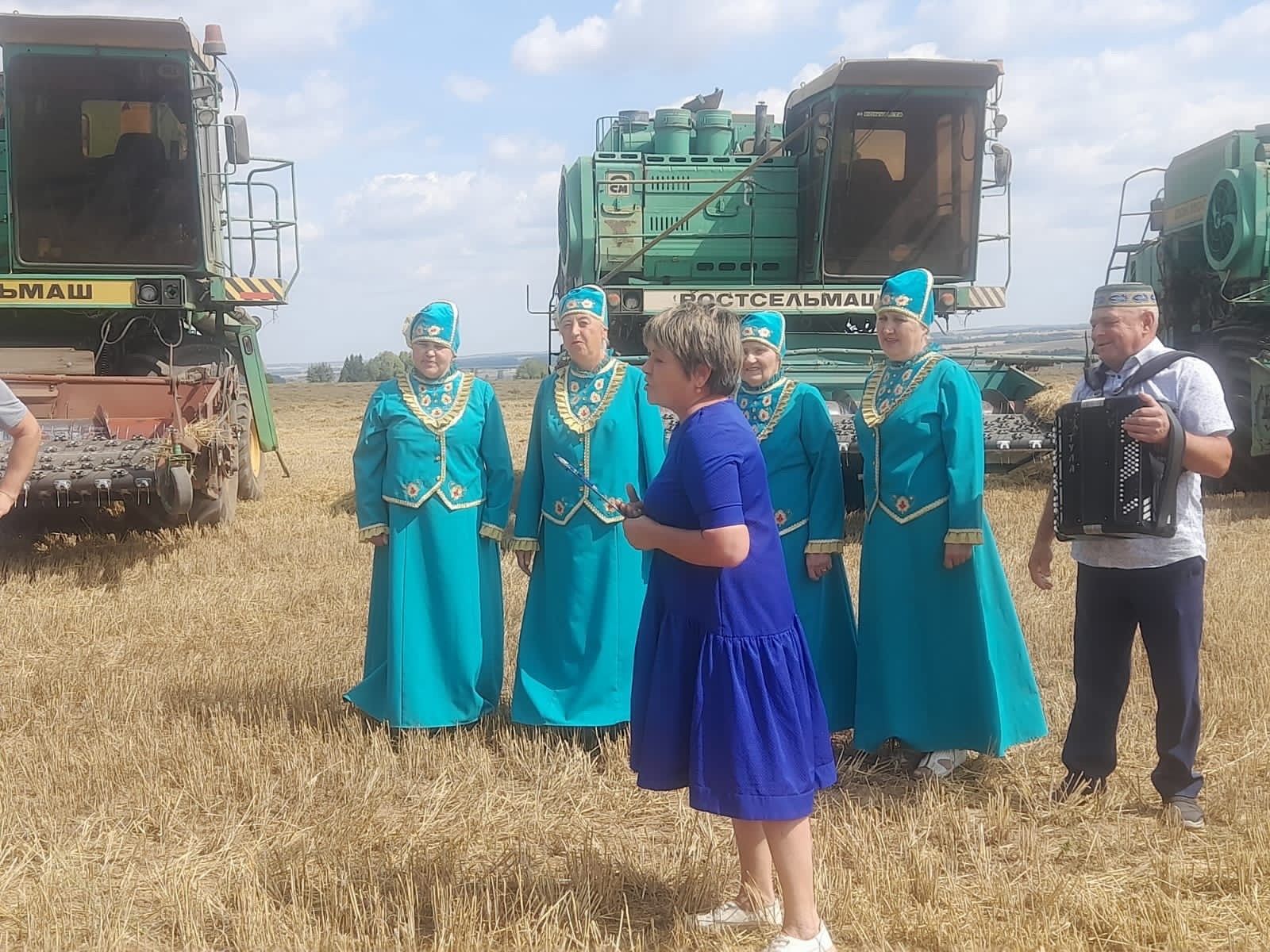 Перед аграриями Менделеевского района выступила агитбригада