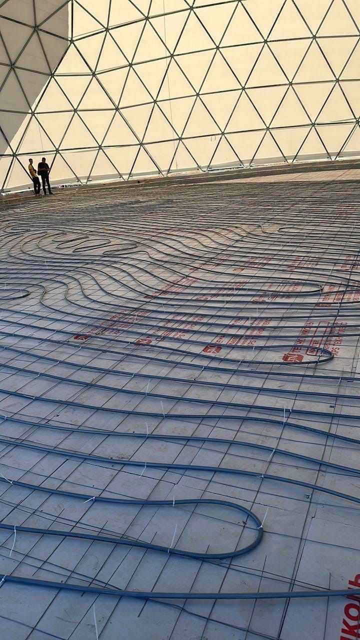 В Менделеевске строители завершили укладку теплого пола в куполе «Атмосфера»