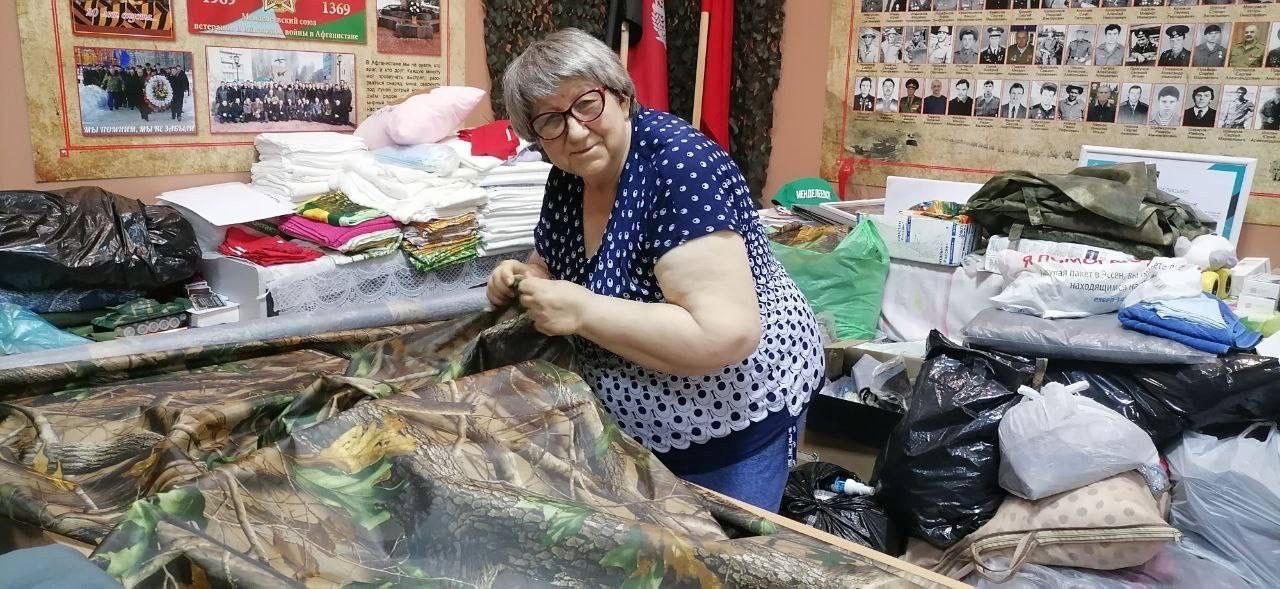 Актер Евгений Князев посетил мастерскую в Менделеевске, где плетут маскировочные сети
