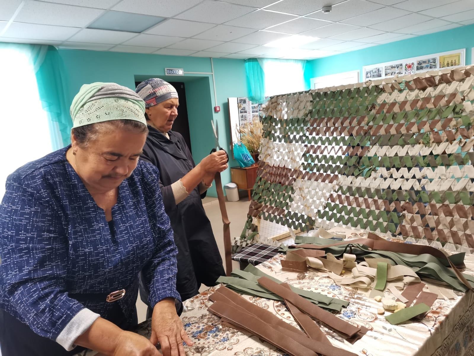Жители Бизякинского поселения активно плетут маскировочные сети
